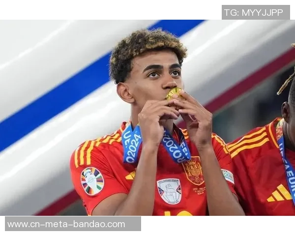 心系男友亚马尔复出战场女友热情助威全场目光聚焦